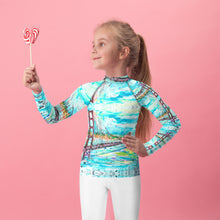 Cargar imagen en el visor de la galería, Camiseta compresión para niña de 2 a 7 años modelo BEACH "San Francisco, never stop dreaming never stop exploring"